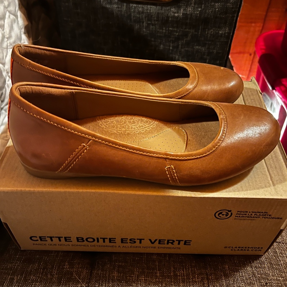 Clarks collection tan comfort flats- size 7 - like new